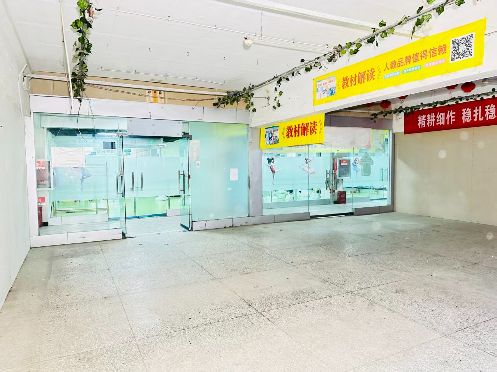 030县道提供写字楼、商铺、展示空间、直播间等多种面积选择，满足企业办公、研发、展示、运营等多元需求。