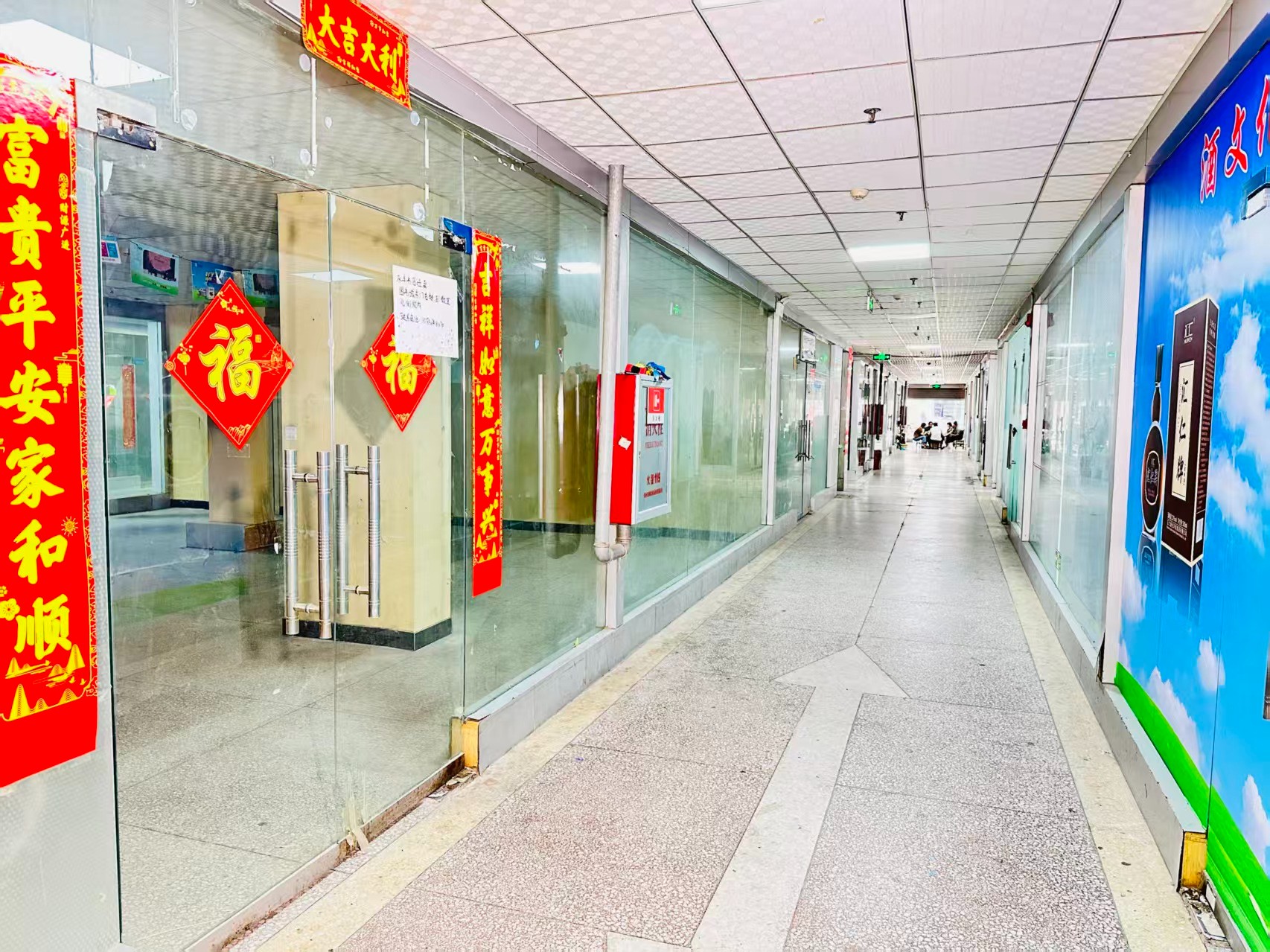 030县道园区位于洛阳市老城区春都路商贸核心区域，周边商业氛围成熟，交通便利，配套完善。依托传统副食品商贸资源，园区具备良好的经营基础和人气优势，是企业办公、商品展示、批发零售及创业发展的理想选择。