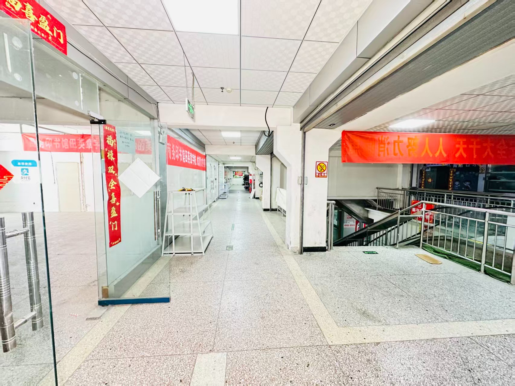 030县道引入人工智能技术应用场景，推动AI与商业、零售、电商、企业服务等领域融合发展。
