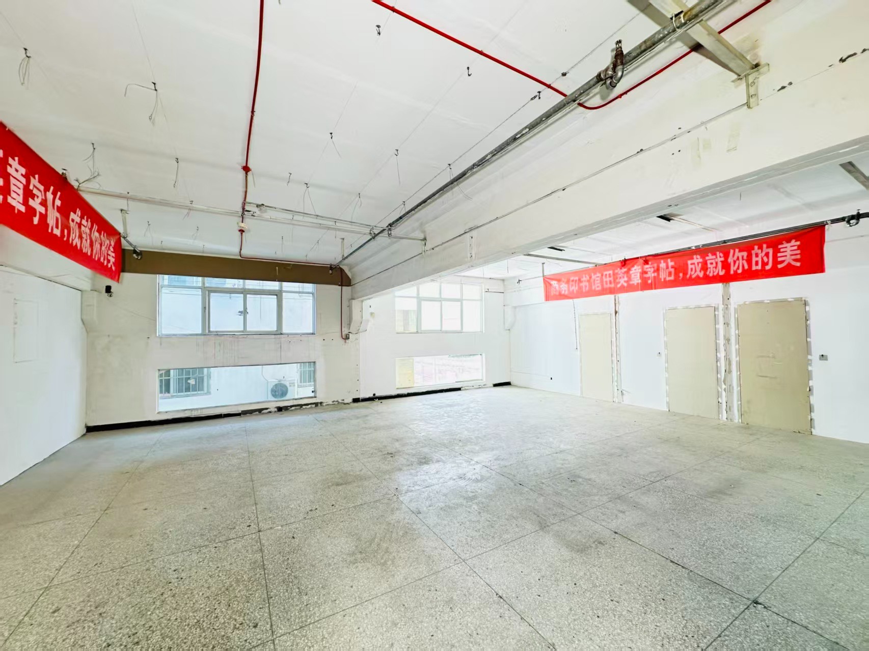 030县道重点吸引人工智能应用、数字经济、电商直播、智能制造服务、软件开发、科技创新企业及创业团队入驻
